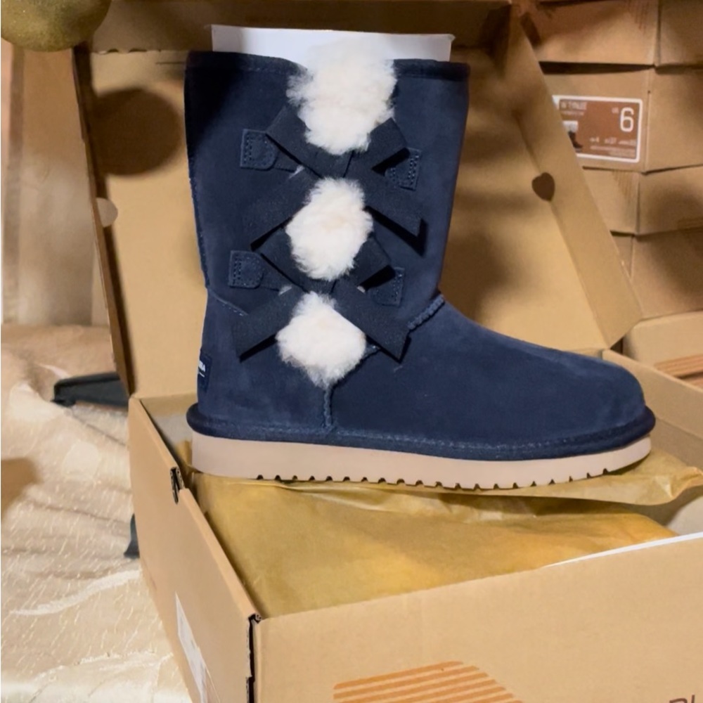 New in a box blue Uggs with bows